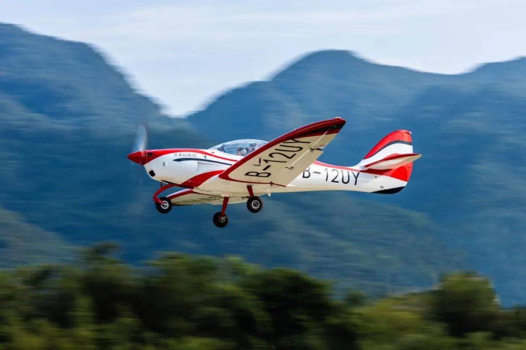让到三水过年的游客得到实惠艾美拉飞行俱乐部推出飞行套餐优惠南丹山